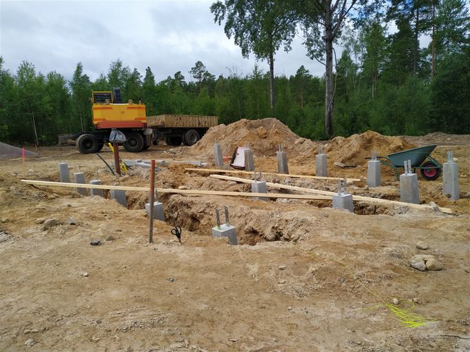 Plintgrunden till sovstugan börjar ta form.