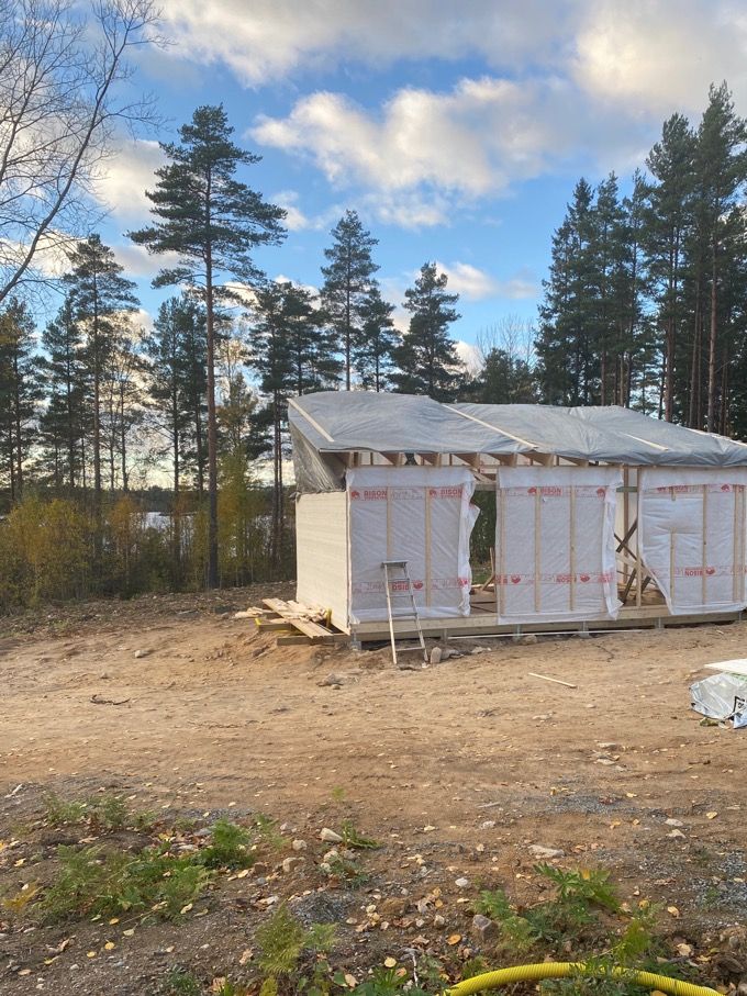 18/10 fasad på börjad och halva taket klar