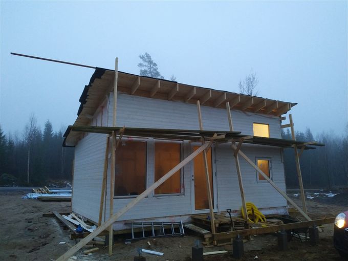 5/12, väst fasaden klar, plintar till verandan på plats