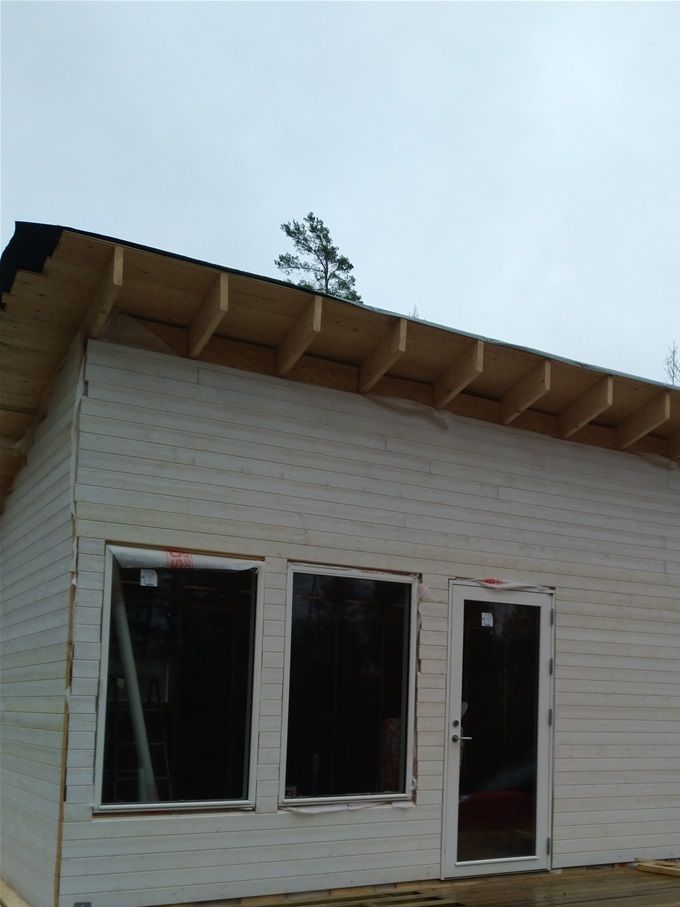 19/12 Verandan nästan klar och sista fönstret på på plats ( sov loftet) .